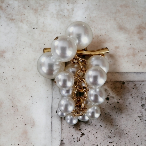Vintage Jewelry - Vintage 1950s Mid Century Faux Pearl Cluster Gold Tone Metal Brooch Pin